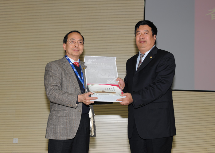 校领导贾锁堂,李忠人,行龙出席,香港海鸥助学团名誉团长李治元先生